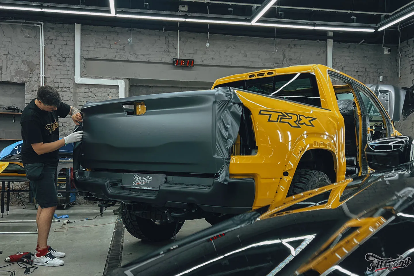 Что мы сделали с RAM TRX Hennessey Mammoth 1000?! Часть 1: автомобиль до начала работ, оклейка винилом и полиуретаном, татуировки в проемах